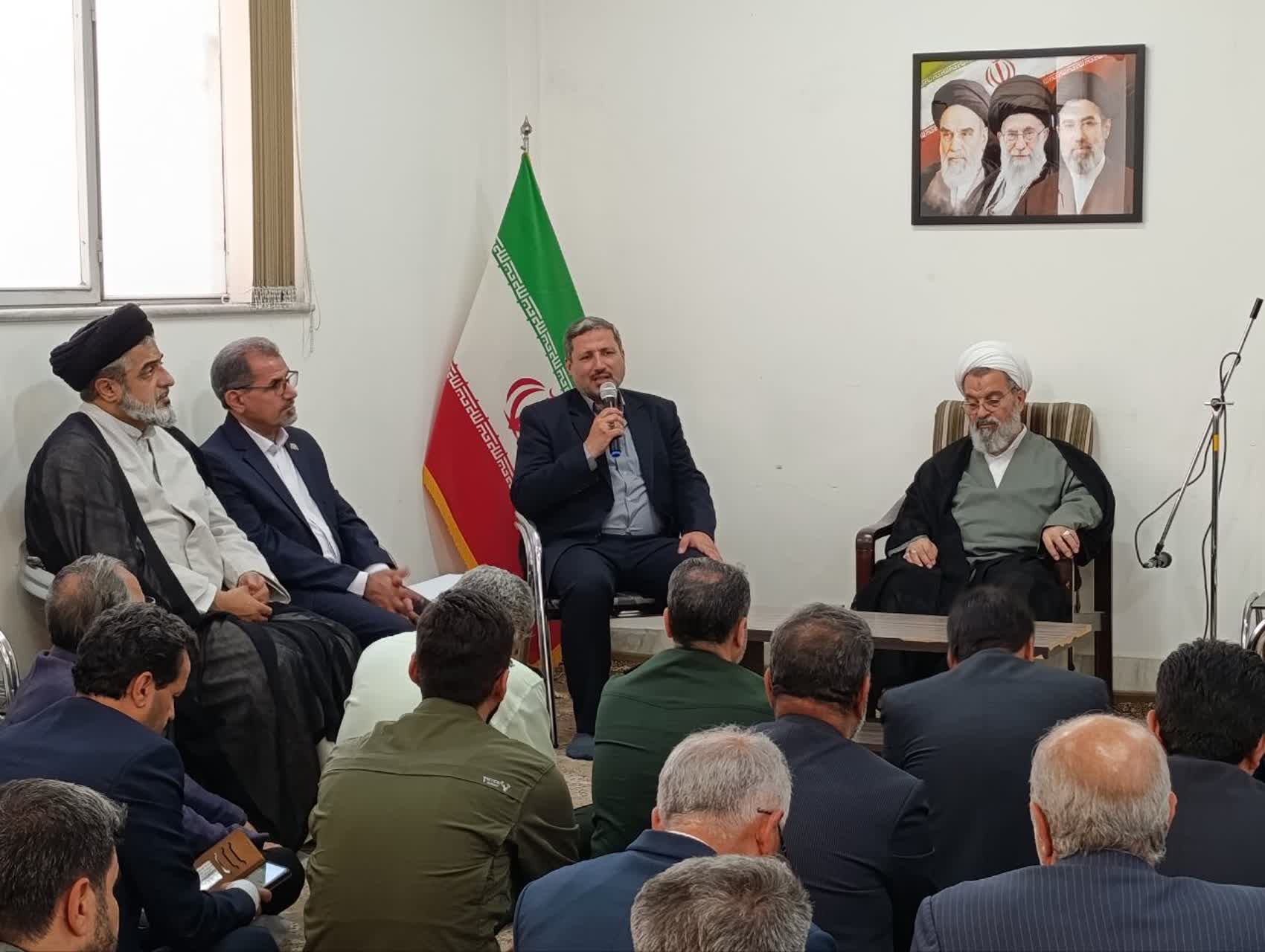  دیدار فرماندار، مدیران دستگاه‌های اجرایی و جامعه علمی شهرستان با امام جمعه سبزوار به مناسبت هفته دولت